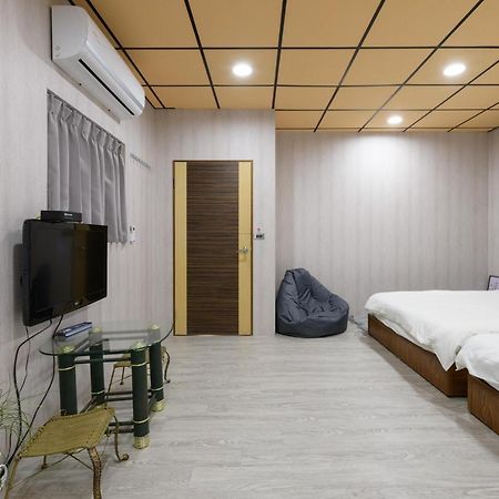 羅東夜市 小宅一生民宿 Night Market Small House Lifetime Hotel Luodong Exteriör bild