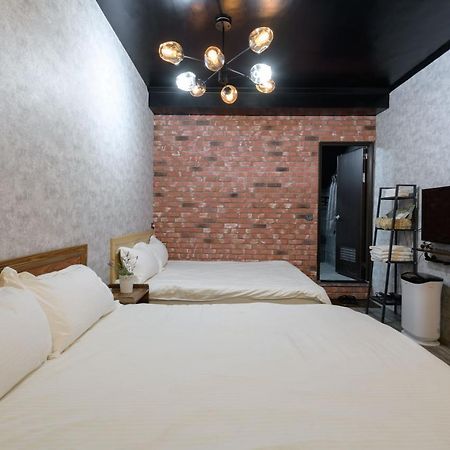 羅東夜市 小宅一生民宿 Night Market Small House Lifetime Hotel Luodong Exteriör bild
