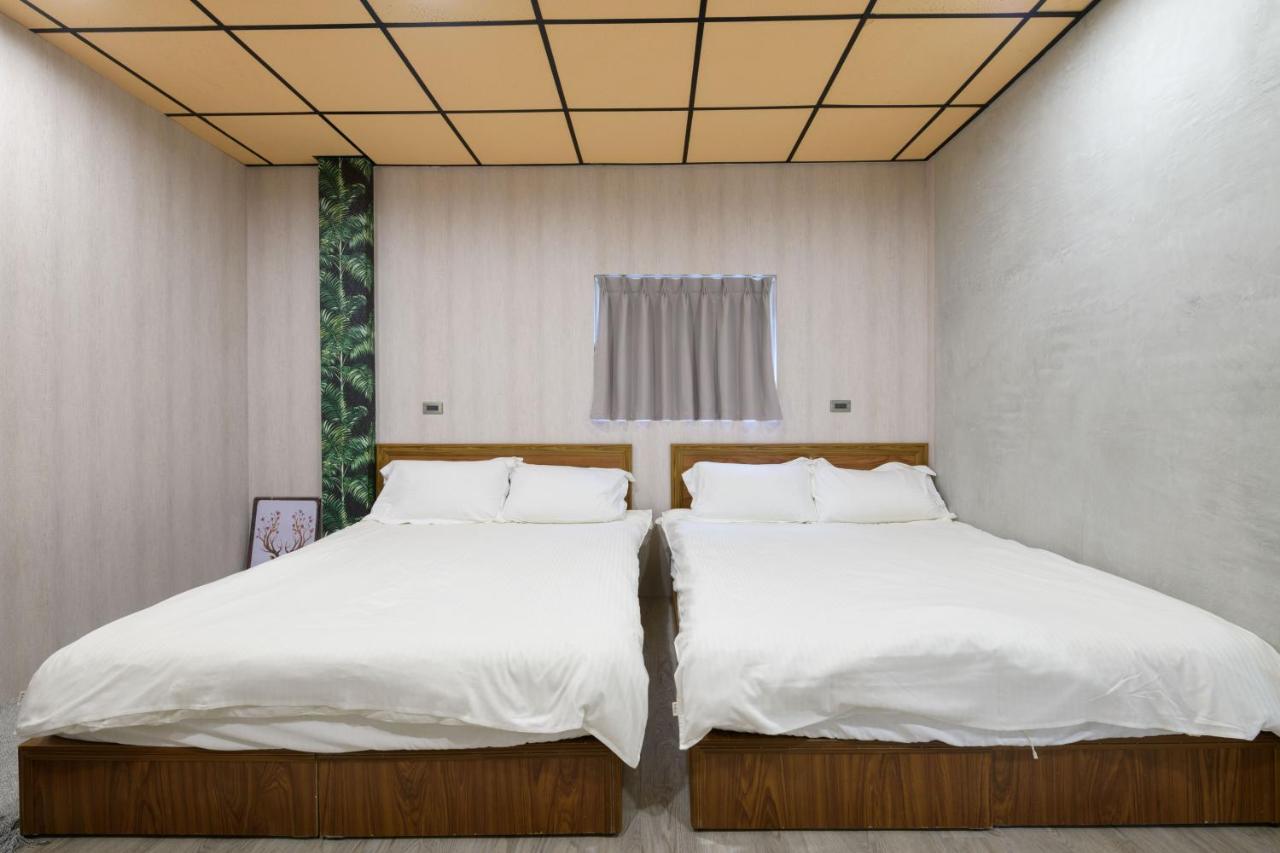 羅東夜市 小宅一生民宿 Night Market Small House Lifetime Hotel Luodong Exteriör bild